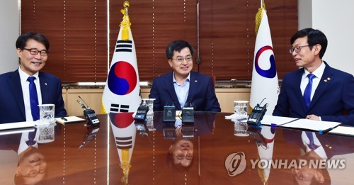 S. Korea's economic policymakers vow to create more jobs, spur investment
