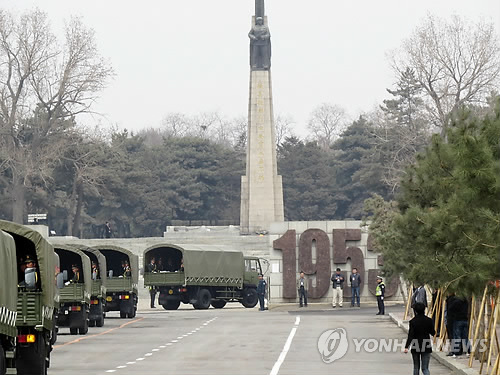 韩国归还给中国的437具中国人民志愿军遗骸28日下午1时抵达沈阳，并被安葬在沈阳“抗美援朝烈士陵园”内另建的墓地中。图为装有遗骸的车辆正在驶入烈士陵园。（韩联社）