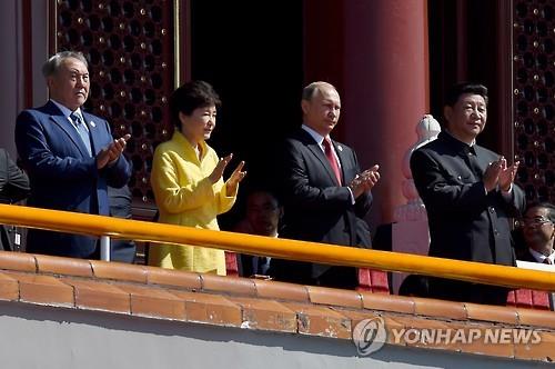 资料图片：9月3日，韩国总统朴槿惠与中国国家主席习近平并肩登上天安门城楼观看了中国抗战胜利70周年阅兵式。（韩联社）