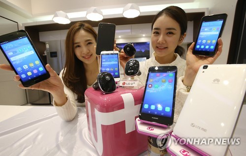 12月15日，韩国移动运营商LG U PLUS在公司总部举办华为智能手机Y6发布会。（韩联社）
