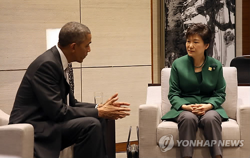 La présidente sud-coréenne Park Geun-hye et le président américain Barack Obama s`entretiennent lors de leur sommet bilatéral