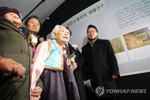 再開館した歴史館を見て回る慰安婦被害者ら＝２３日、広州（聯合ニュース）