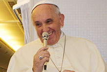 귀국 전세기서 인터뷰 도중 환하게 웃는 프란치스코 교황 