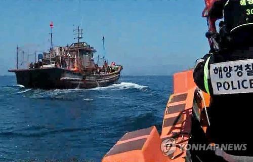 韩海警出动机动战团打击非法捕捞中国渔船
