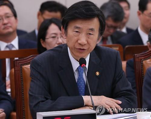 24日上午，在韩国会外交统一委员会全体会议上，韩国外长尹炳世回答议员提问。（韩联社）