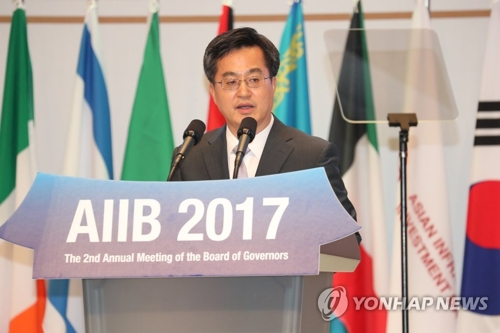 资料图片：6月16日，在韩国济州，韩国副总理金东兖出席亚投行年会并发表主旨演讲。（韩联社）
