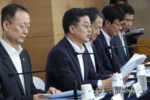 资料图片：7月25日，在中央政府首尔办公大楼，韩国经济副总理兼财长金东兖（左二）出席“新政府经济政策方向发布会”。（韩联社）