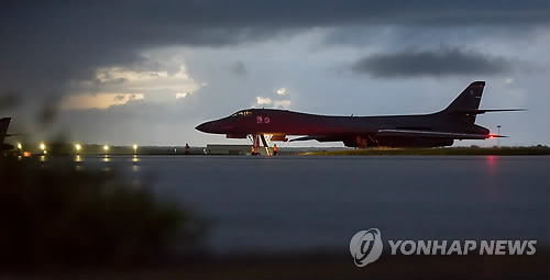 图为本月23日在关岛准备起飞的美国空军b-1b轰炸机(韩联社)