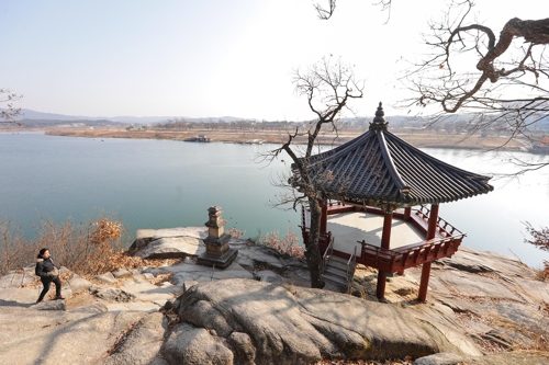登上江月轩,凭栏远眺水天一色,杂念凡尘一扫而空。(韩联社记者成演在摄)