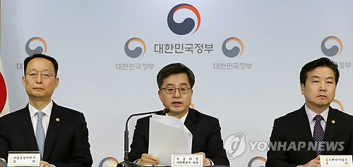 5月10日，经济副总理兼企划财政部长官金东兖（中）在“加强产业竞争力部长会议”上发言。（韩联社）
