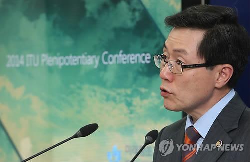 Yoon Jong-Lok, second vice minister at the Ministry of Science, ICT and Future Planning, speaks to Seoul-based foreign correspondents on Oct. 15, ... - AEN20141015007900320_01_i
