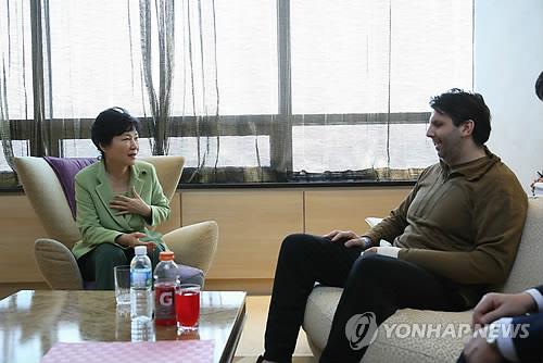 President Park Geun-hye makes a surprise visit to U.S. Ambassador to South Korea Mark Lippert at Severance Hospital in western Seoul on March 9, 2015. (Yonhap)