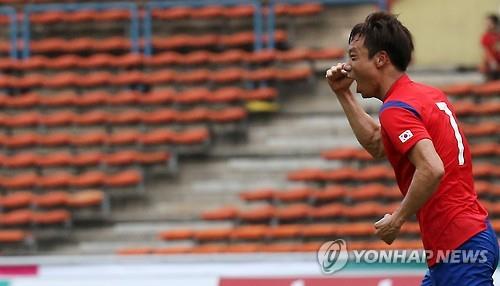 South Korean football forward Yeom Ki-hun celebrates after scoring a goal against the United Arab Emirates in a friendly match in Malaysia on June 11, 2015. (Yonhap)