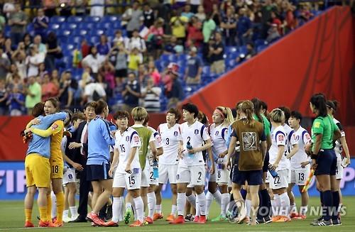 South Korean players console each other after losing to France 3-0 at the FIFA Women's World Cup in Montreal on June 21, 2015. (Yonhap)'/>
<br/><br/>
<br/><br/>   Experts said South Korea should learn from higher-ranked nations like France and develop women's football at the grassroots level.
<br/><br/>   