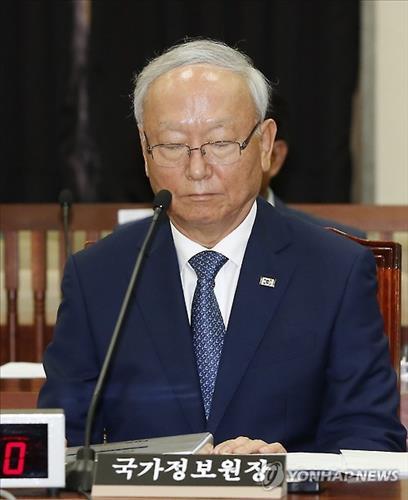 Lee Byung-ho, the chief of the National Intelligence Service, waits for a meeting of the National Assembly's Intelligence Committee on July 27, 2015. Opposition lawmakers have vowed to look into allegations that the spy agency purchased a hacking program to wiretap civilians. 