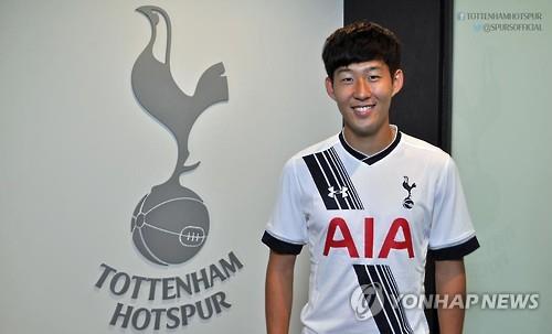 South Korean football player Son Heung-min poses in his new Tottenham Hotspur uniform in this photo released by the English Premier League club on Aug. 28, 2015. (Yonhap)