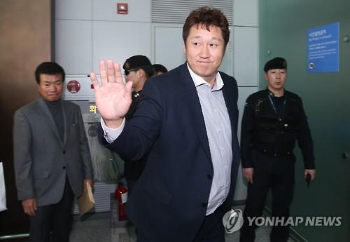 Free agent slugger Lee Dae-ho leaves for the United States at Incheon International Airport on Dec. 7, 2015, in pursuit of his first major league contract. (Yonhap)