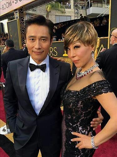 Actor Lee Byung-hun and soprano Sumi Jo pose at the 2016 Academy Awards at the Dolby Theatre in Los Angelesin Hollywood, California, on Feb. 28, 2016, local time. (Yonhap) 