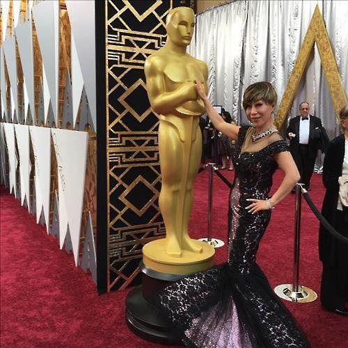Soprano Sumi Jo poses at the 2016 Academy Awards in the Dolby Theatre in Hollywood, California, on Feb. 28, 2016, local time. (Yonhap) 