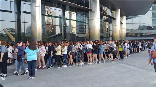 Fans of Junsu and his band JYJ line up to see the singer's showcase for his fourth full-length solo studio album in southern Seoul on May 30, 2016. (Yonhap)
