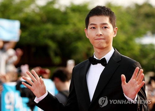 South Korean actor Song Joong-ki poses for photographers on the red carpet of the 2016 Seoul International Drama Awards at KBS Hall in Seoul on Sept. 8, 2016. (Yonhap)