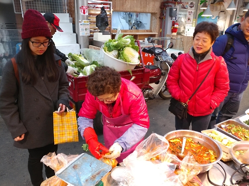 Pagamento simbólico diverte os visitantes do Mercado Tongin