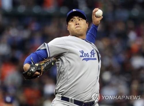 In this Associated Press photo, Ryu Hyun-jin of the Los Angeles Dodgers throws a pitch against the San Francisco Giants at AT&T Park in San Francisco on April 24, 2017. (Yonhap)