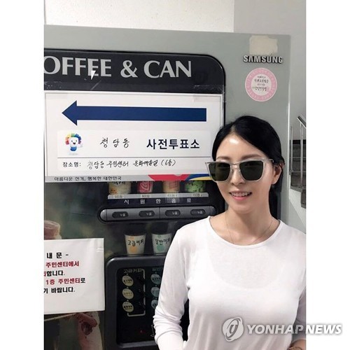 The captured image shows a photo posted by South Korean pop singer BoA on a social network service account to prove her participation in early voting for the upcoming presidential election in Seoul on May 4, 2017, the first day of a two-day voting period for the election slated for May 9, 2017. (Yonhap)
