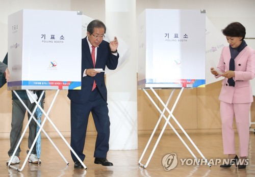 South Koreans Watch Vote Count with Game of Thrones, Hip Hop
