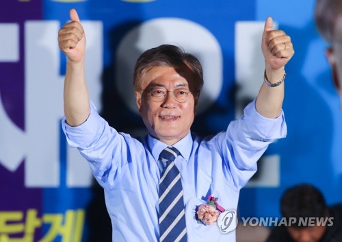 This photo, taken on May 8, 2017, shows Moon Jae-in, the then-presidential candidate of the liberal Democratic Party, giving a thumbs-up during his election campaign in Seoul. (Yonhap)