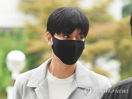 Wearing a black mask, actor Lee Min-ho arrives at the Gangnam Ward Office on May 12, 2017, to start his military service. (Yonhap)