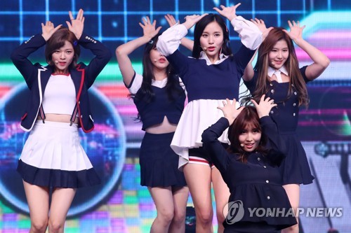 Girl group TWICE performs at a media event to promote its fouth EP album "Signal" at Blue Square Samsung Card Hall in Hannam-dong, Seoul, on May 15, 2017. (Yonhap)