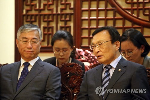 South Korean President Moon Jae-in's special envoy, Lee Hae-chan (R), talks to Chinese Ambassador to Seoul Qiu Guohong, in Beijing on May 18, 2017, after landing at Beijing Capital International Airport earlier. (Yonhap-Joint Press Corps)