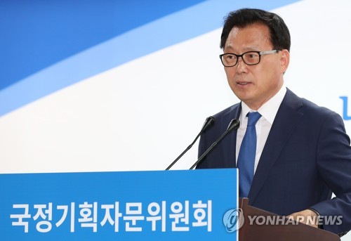 This photo, taken on May 22, 2017, shows Park Kwang-on, the spokesman for the State Affairs Planning Advisory Committee, speaking during a press conference at its office in Seoul. (Yonhap)