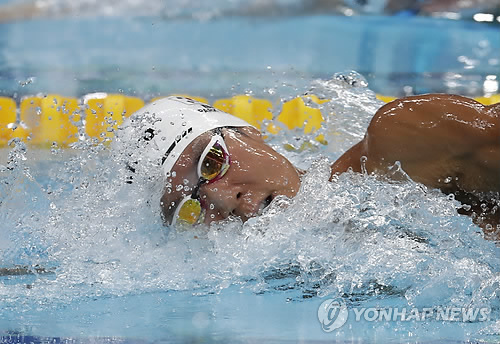 In this Associated Press photo, Park Tae-hwan of South Korea competes in the men's 200m freestyle semifinals at the FINA World Aquatics Championships at Danube Arena in Budapest, Hungary, on July 24, 2017. (Yonhap) 