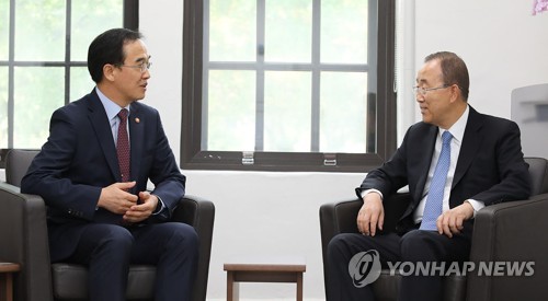 Unification Minister Cho Myoung-gyon pays a courtesy call on former United Nations Secretary-General Ban Ki-moon at Yonsei University in Seoul on July 26, 2017. (photo courtesy of the Ministry of Unification)