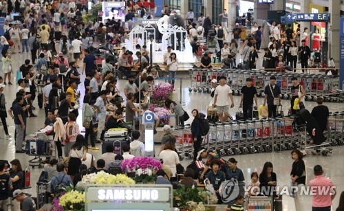 Holidaymakers pack the departure lounge of Incheon International Airport west of Seoul on Aug. 11 2017 at the end of the summer vacation season