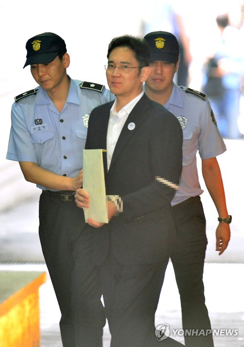 Samsung Electronics Vice Chairman Lee Jae-yong is escorted to a courtroom after arriving at the Seoul Central District Court on Aug. 25, 2017. (Yonhap)