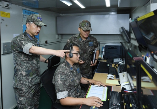 Gen. Lee Wang-keun (L), South Korea's Air Force chief of staff, inspects the operation of an early warning system against ballistic missile attacks at a local air defense unit on Aug. 31, 2017, in this photo provided by the Air Force. (Yonhap)