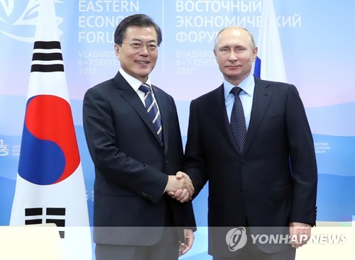 South Korean President Moon Jae-in (L) and Russian President Vladimir Putin shake hands before the start of their bilateral summit in Vladivostok, Russia on Sept. 6, 2017. (Yonhap)