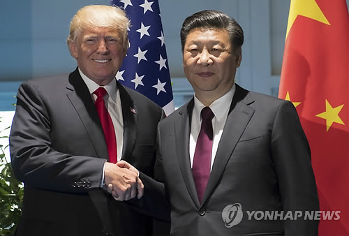 This AP file photo shows U.S. President Donald Trump (L) and Chinese President Xi Jinping. (Yonhap)