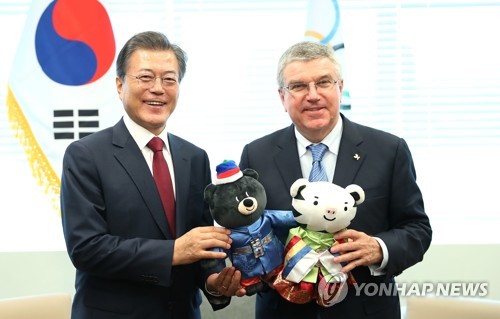South Korean President Moon Jae-in (L) presents mascots of 2018 PyeongChang Winter Olympic Games to Thomas Bach, president of the International Olympic Committee, as the two met on the sidelines of the U.N. General Assembly in New York on Sept. 19, 2017. (Yonhap)