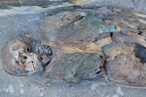 This photo, released by the National Research Institute of Cultural Heritage on Oct. 16, 2017, shows the mummy of a man wearing Chinese clothes found by a team of South Korean researchers in a tomb believed to date back about 2,000 years in western Mongolia. (Yonhap)