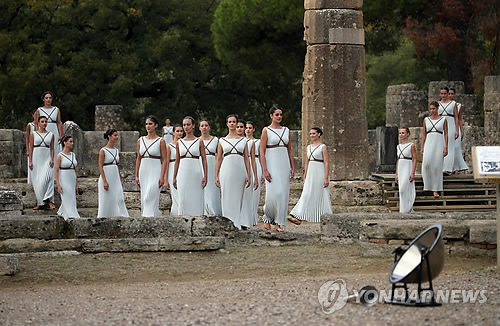 Priestesses attend the Olympic flame-lighting ceremony for the 2018 PyeongChang Winter Olympic Games at the Temple of Hera in Olympia, Greece, on Oct. 24, 2017. (Yonhap)
