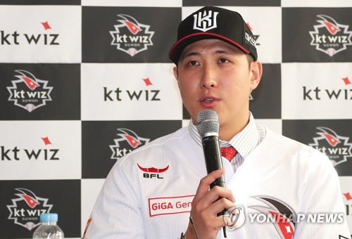 Ex-big leaguer Hwang Jae-gyun vows to bring KT Wiz out of KBO cellar