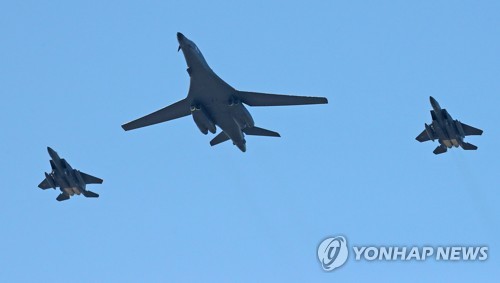 A B-1B Lancer strategic bomber of the U.S. flies over Korea, flanked by South Korea's fighter jets in this undated file photo. (Yonhap)