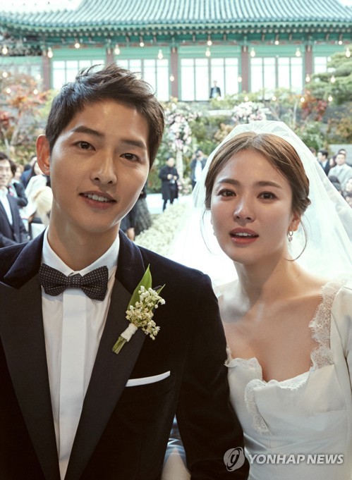 This photo provided by Blossom Entertainment and UAA shows star actress Song Hye-kyo and her actor husband Song Joong-ki at their wedding in Seoul on Oct. 31, 2017. (Yonhap)