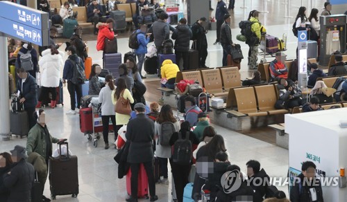 Flight travelers crowd Incheon International Airport west of Seoul on Dec. 25, 2017. (Yonhap)