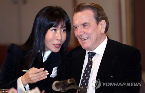 former german chancellor gerhard schroder and his korean interpreter kim so yeon attend a press - Gerhard Schroder Lebenslauf former german chancellor gerhard schroder and his korean interpreter kim so yeon attend a press - Gerhard Schroder Lebenslauf
