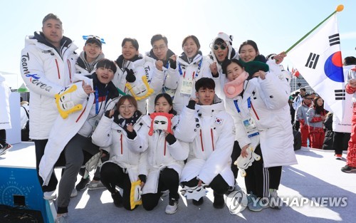 Members of the South Korean short track speed skating team pose for photos during the Team Korea welcome ceremony at Gangneung Olympic Village in Gangneung, Gangwon Province, on Feb. 7, 2018. (Yonhap)